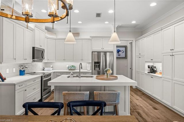 8821 Yucatan CT, Naples, FL 34112