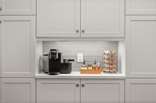 8821 Yucatan CT, Naples, FL 34112