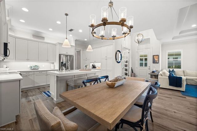 8821 Yucatan CT, Naples, FL 34112