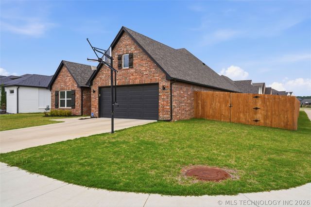 5917 E 126th Place S, Bixby, OK 74008