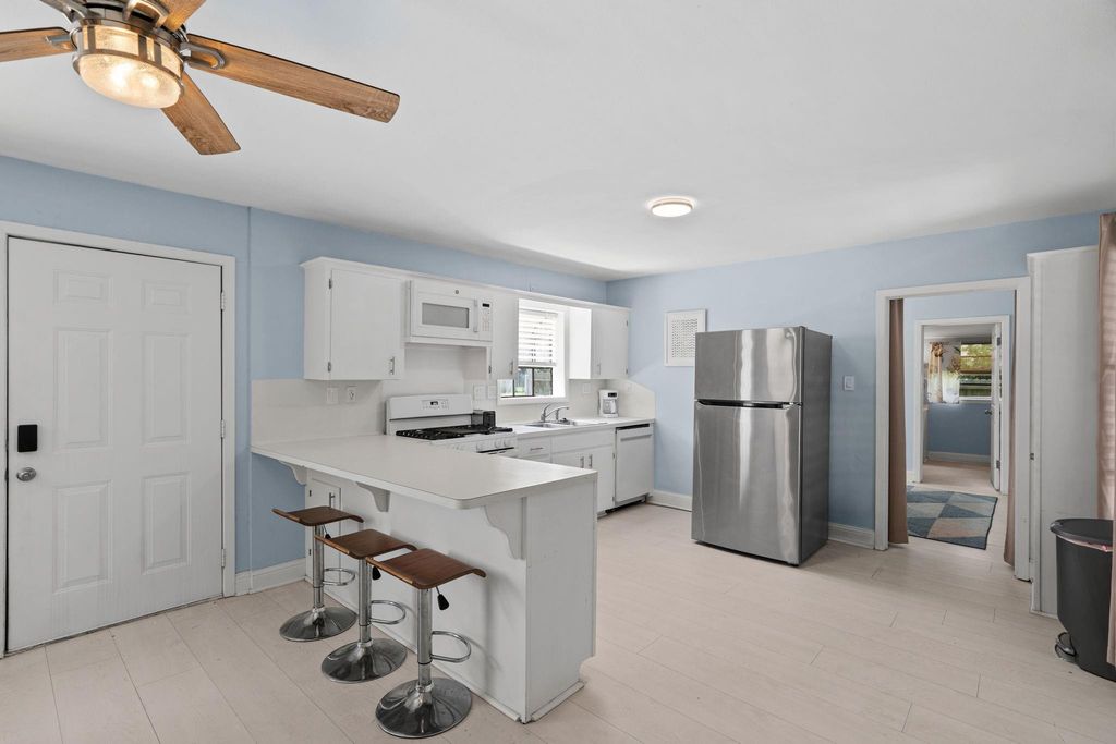 3915 W Estes Drive Drive, Bacliff, TX 77518