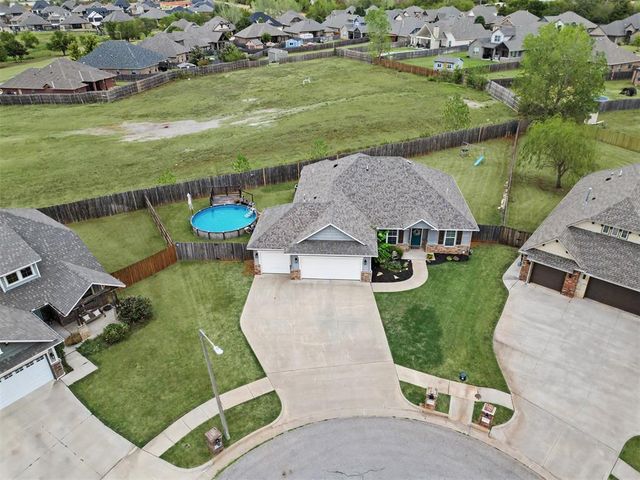 1334 Ladera Circle, Moore, OK 73160