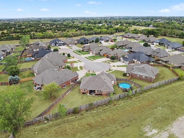 1334 Ladera Circle, Moore, OK 73160