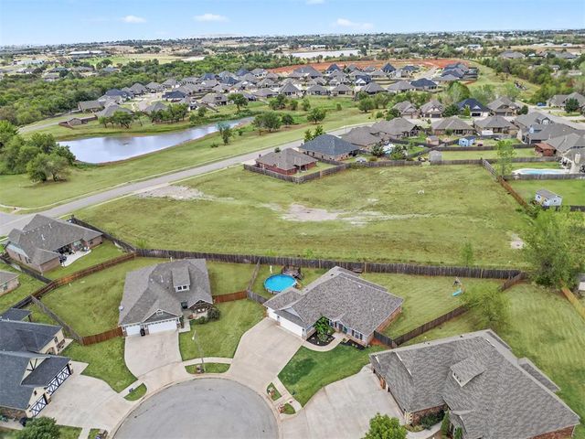 1334 Ladera Circle, Moore, OK 73160