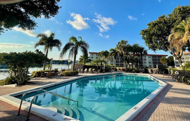 3180 NE 48th Court 215, Lighthouse Point, FL 33064