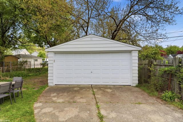2223 RIDGEMONT Street, Grosse Pointe Woods, MI 48236