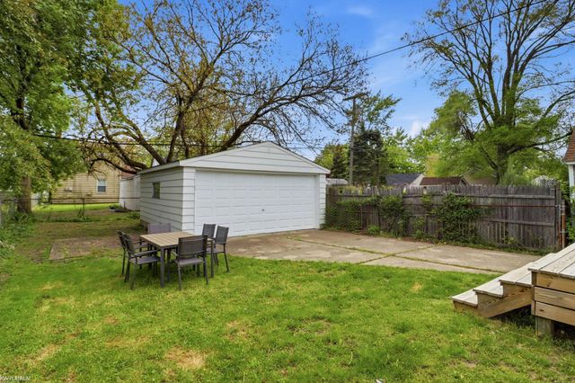 2223 RIDGEMONT Street, Grosse Pointe Woods, MI 48236