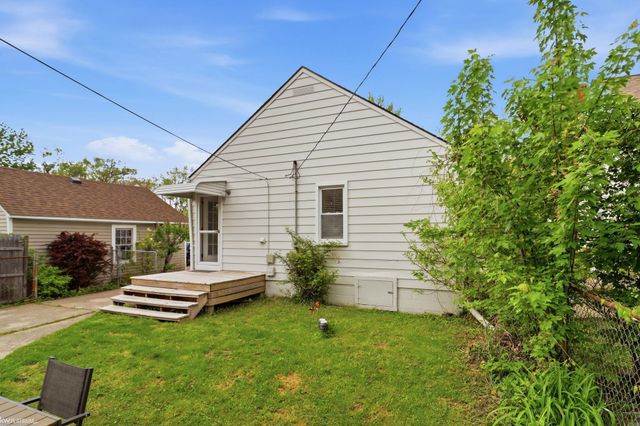 2223 RIDGEMONT Street, Grosse Pointe Woods, MI 48236