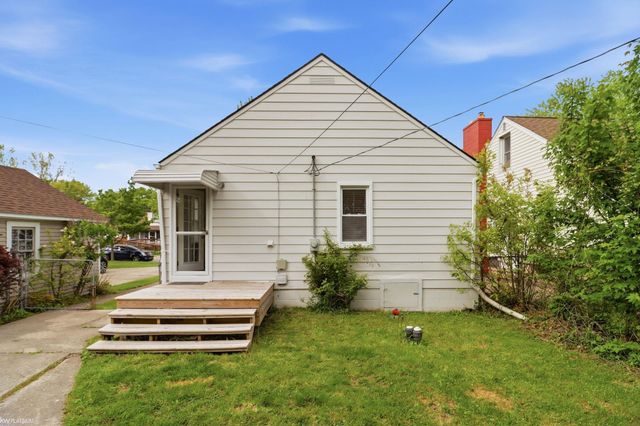 2223 RIDGEMONT Street, Grosse Pointe Woods, MI 48236