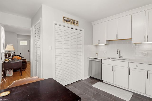 2223 RIDGEMONT Street, Grosse Pointe Woods, MI 48236