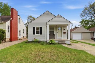 2223 RIDGEMONT Street, Grosse Pointe Woods, MI 48236