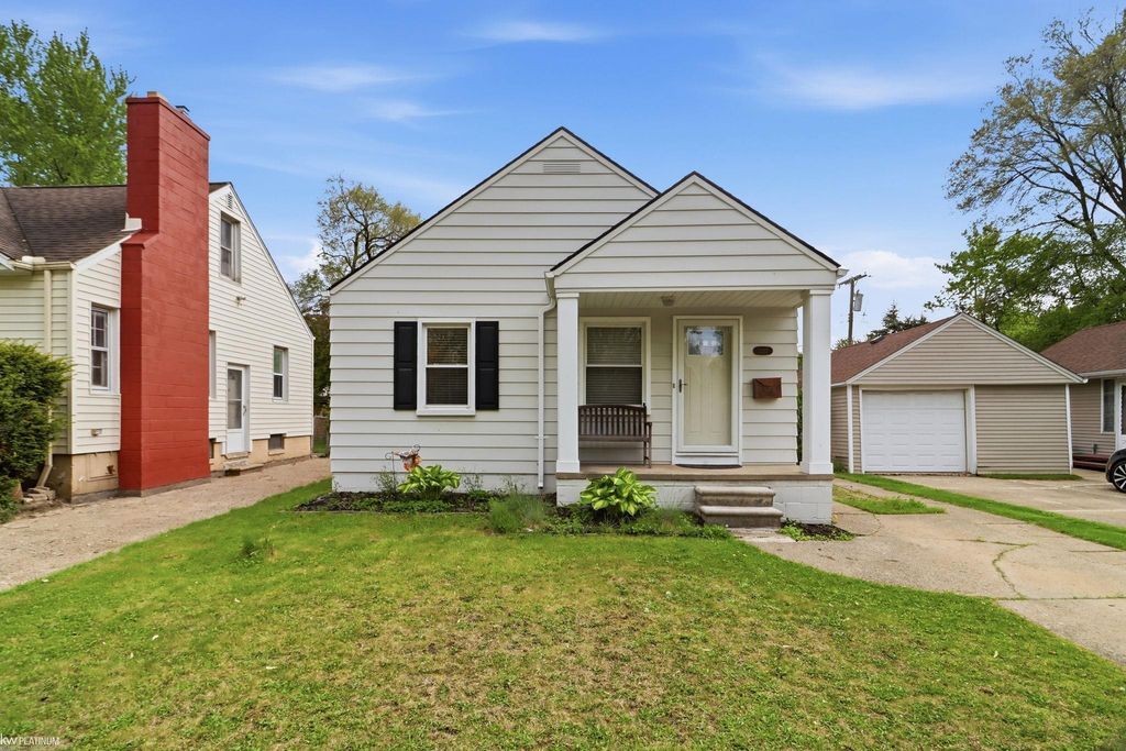 2223 RIDGEMONT Street, Grosse Pointe Woods, MI 48236