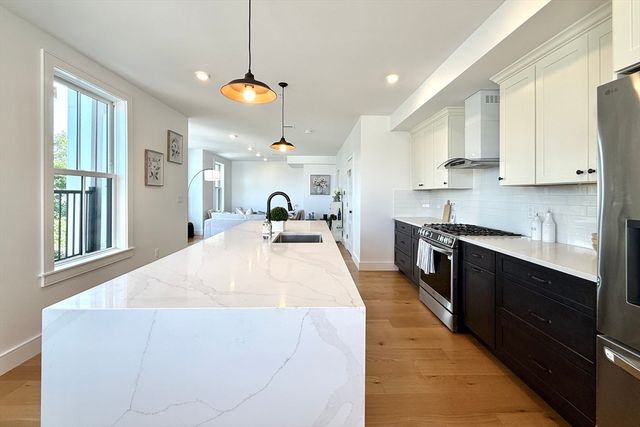 165 Everett St 7, Boston, MA 02128