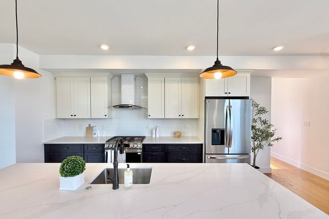 165 Everett St 7, Boston, MA 02128