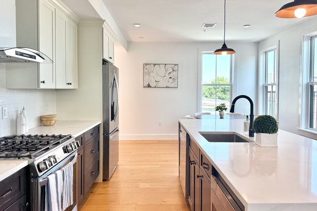 165 Everett St 7, Boston, MA 02128