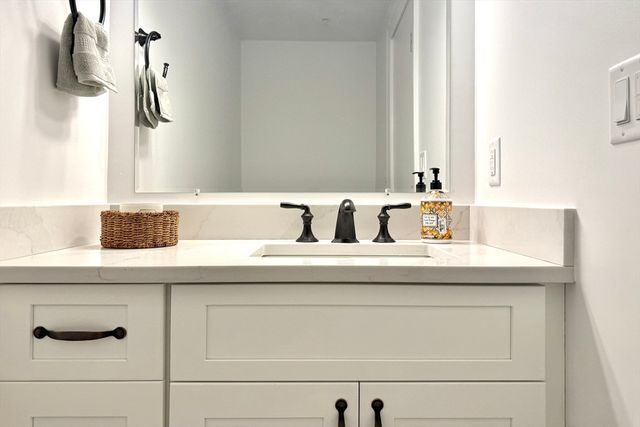 165 Everett St 7, Boston, MA 02128