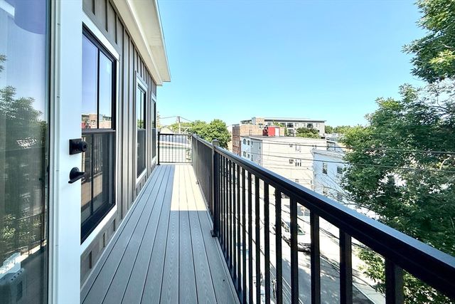 165 Everett St 7, Boston, MA 02128