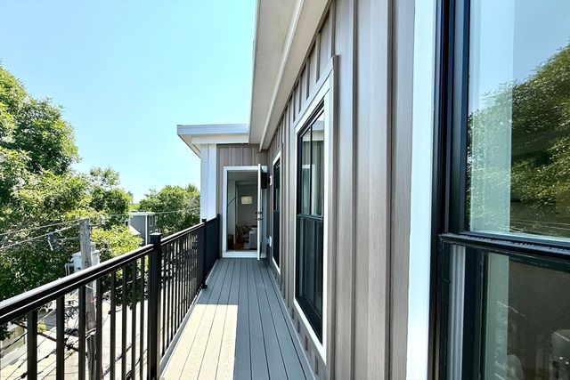 165 Everett St 7, Boston, MA 02128