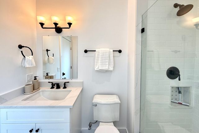 165 Everett St 7, Boston, MA 02128