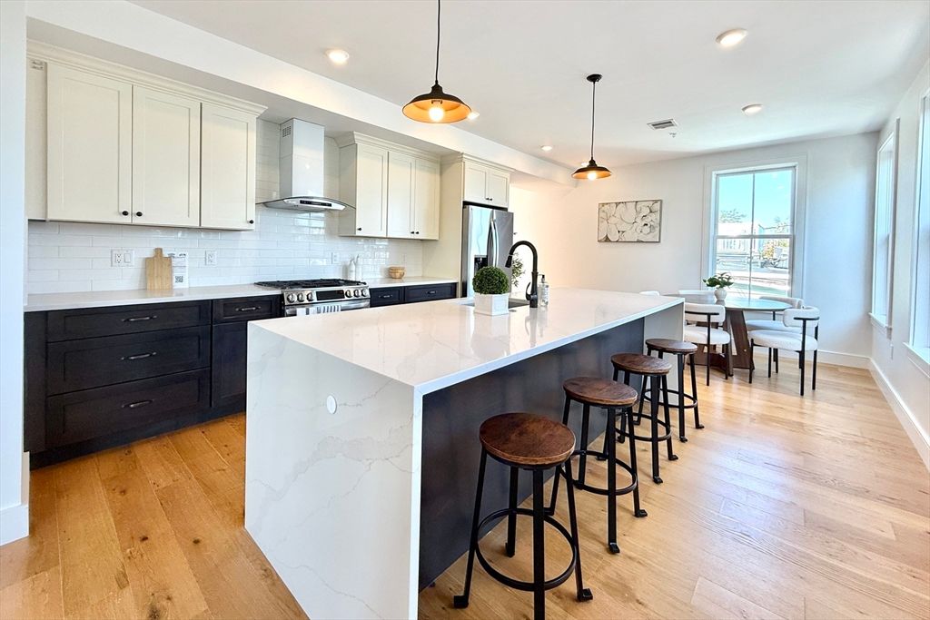 165 Everett St 7, Boston, MA 02128