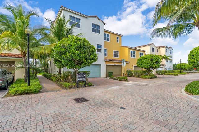12427 NW 18th Ct, Pembroke Pines, FL 33028