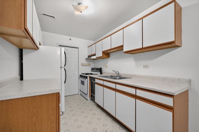 2S640 Cerny Road A4, Warrenville, IL 60555
