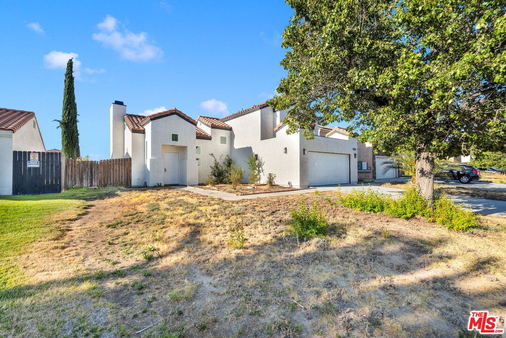 Image 1 of property listing at 3723 Hollowglen Dr, Palmdale, CA 93550