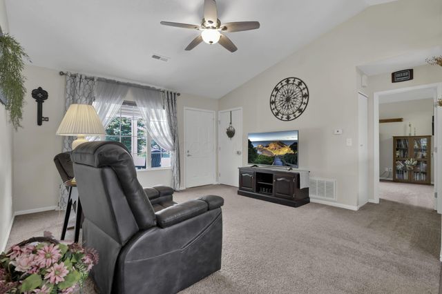 1352 Hillview Circle W, Newark, OH 43055