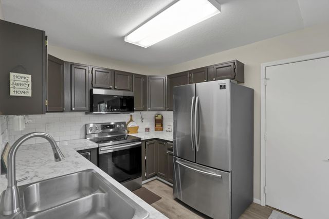 1352 Hillview Circle W, Newark, OH 43055