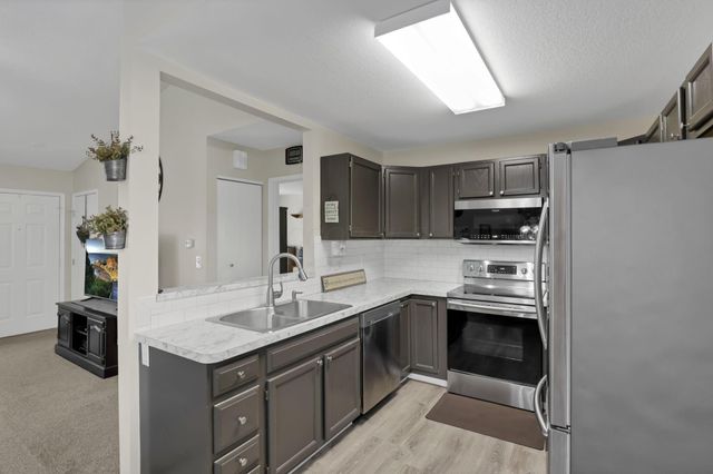 1352 Hillview Circle W, Newark, OH 43055