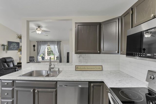1352 Hillview Circle W, Newark, OH 43055