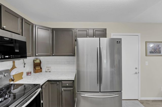 1352 Hillview Circle W, Newark, OH 43055