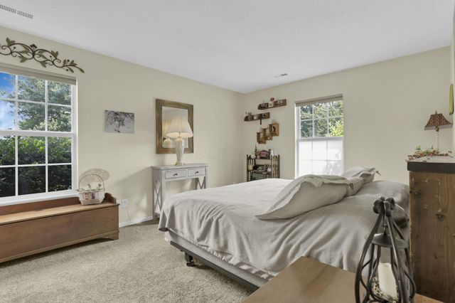 1352 Hillview Circle W, Newark, OH 43055