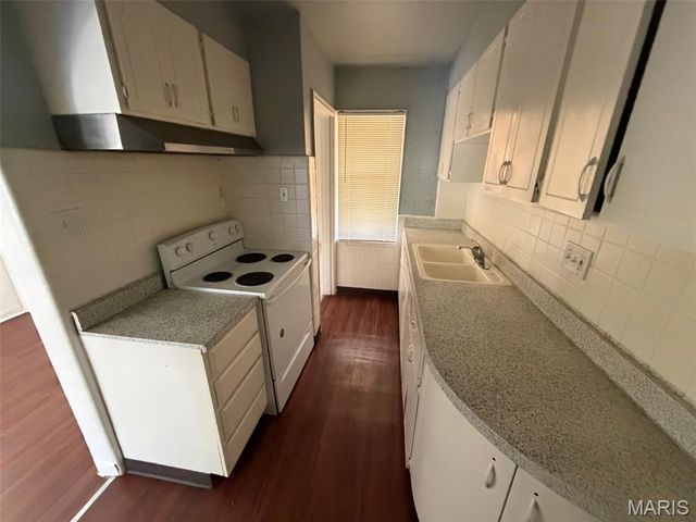 8300 Orchard Avenue, St Louis, MO 63132