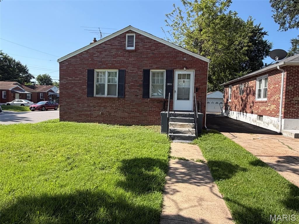 8300 Orchard Avenue, St Louis, MO 63132