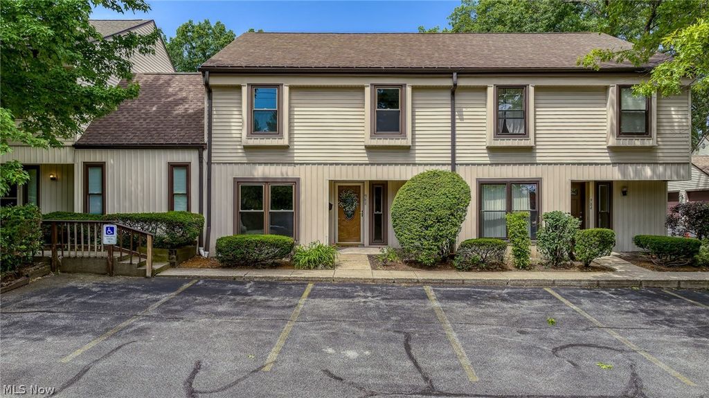 988 Som Center Road E2, Mayfield Village, OH 44143
