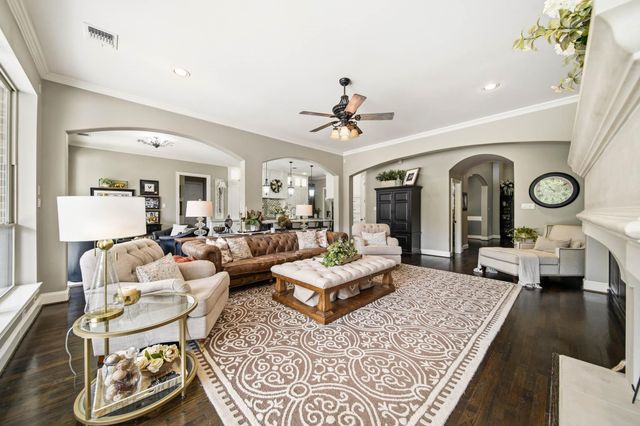 18 Waters Lake Boulevard, Missouri City, TX 77459