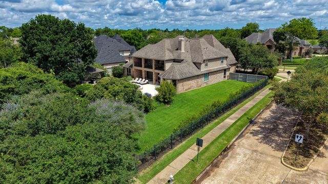 18 Waters Lake Boulevard, Missouri City, TX 77459