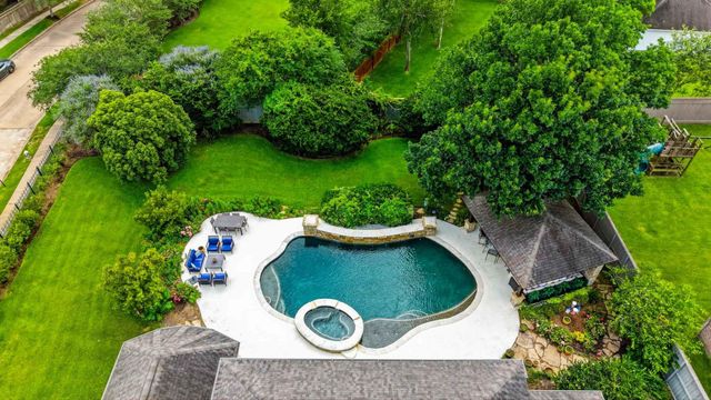18 Waters Lake Boulevard, Missouri City, TX 77459