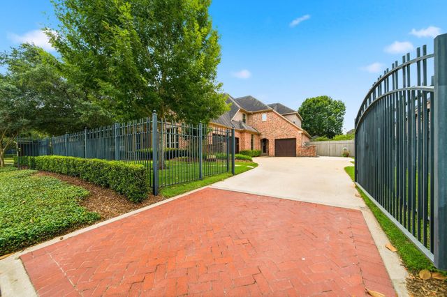 18 Waters Lake Boulevard, Missouri City, TX 77459