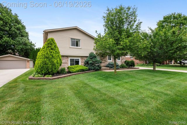 39738 Day Drive E, Clinton Charter Township, MI 48038
