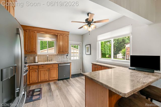 39738 Day Drive E, Clinton Charter Township, MI 48038