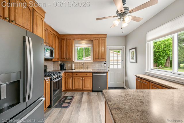 39738 Day Drive E, Clinton Charter Township, MI 48038