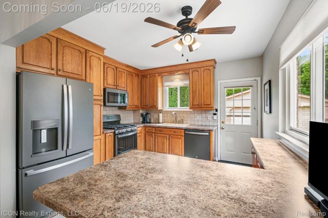 39738 Day Drive E, Clinton Charter Township, MI 48038