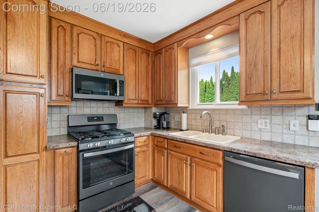 39738 Day Drive E, Clinton Charter Township, MI 48038