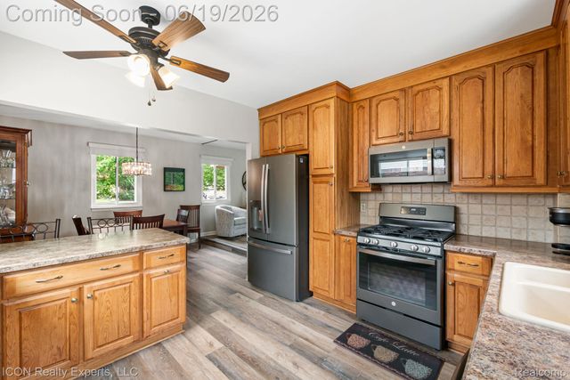 39738 Day Drive E, Clinton Charter Township, MI 48038