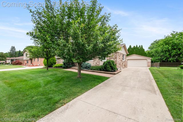 39738 Day Drive E, Clinton Charter Township, MI 48038