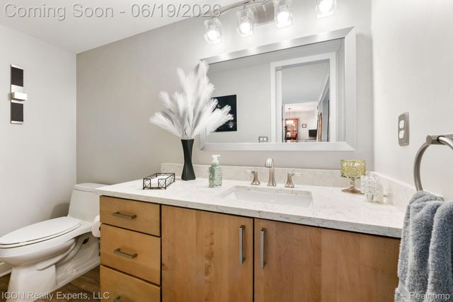 39738 Day Drive E, Clinton Charter Township, MI 48038