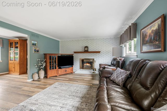 39738 Day Drive E, Clinton Charter Township, MI 48038