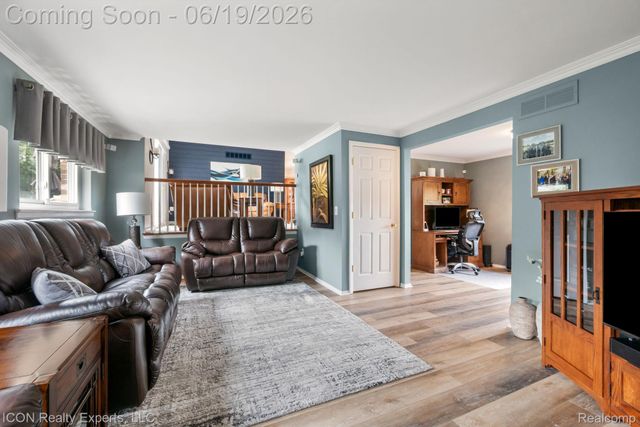 39738 Day Drive E, Clinton Charter Township, MI 48038